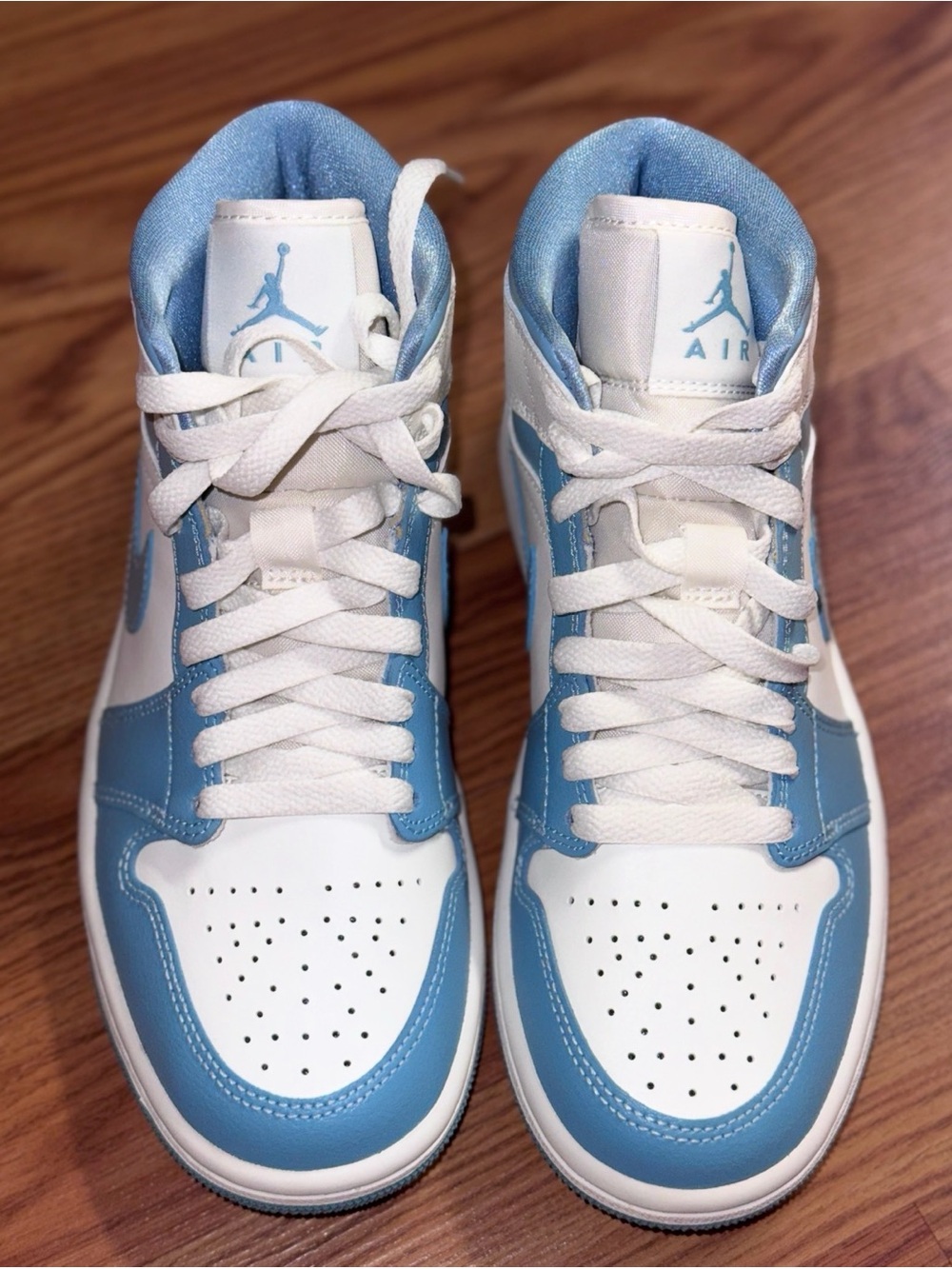 Women's Air Jordan 1 Mid, Size 6 - NEW IN BOX - AIR JORDAN SNEAKERS